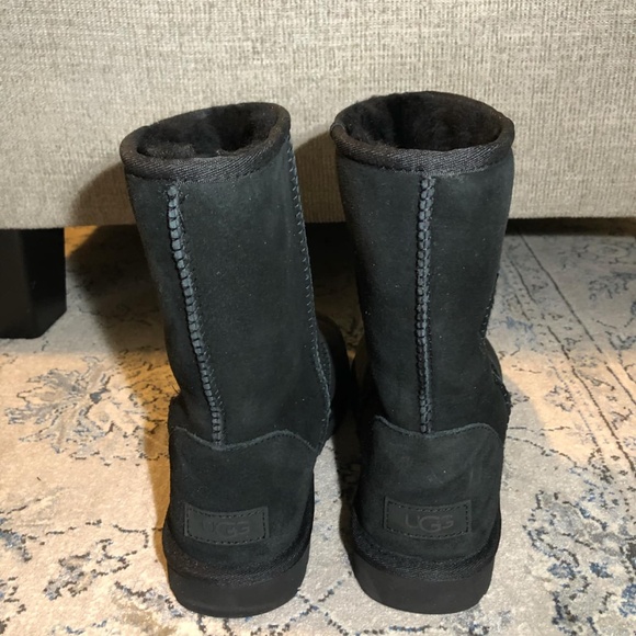 UGG Classic Short II In Black - Picture 7 of 9
